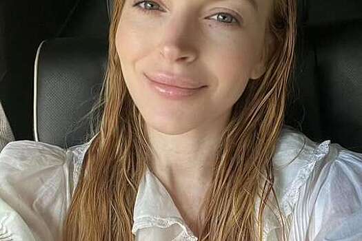 Актриса Линдси Лохан вышла на публику в облегающем комбинезоне