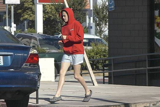 Дочь Анджелины Джоли прогулялась по улице в коротких шортах