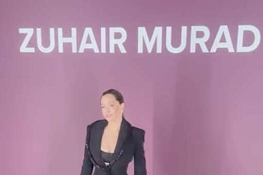 Певица Вера Брежнева в жакете и прозрачном топе появилась в Париже