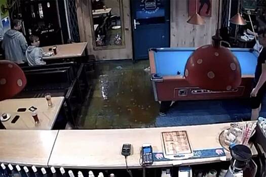 В Подмосковье предприниматель в знак правосудия залил фекалиями салон красоты и два бара