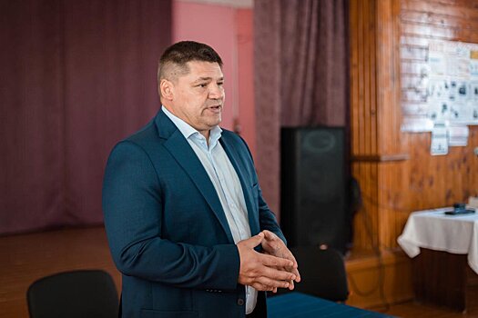 Андрей Коваленко в футболке «Народного фронта» с надписью «Команда Путина» встретился с детьми-хоккеистами в Орле. Говорили о патриотизме и ценностях спорта