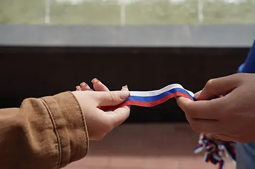 Флаг в руки: самарцам вручают символы страны