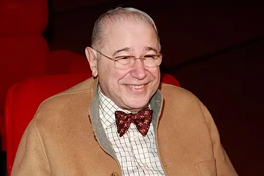 Исхудавший 79-летний юморист Евгений Петросян снялся в шортах на отдыхе в Турции