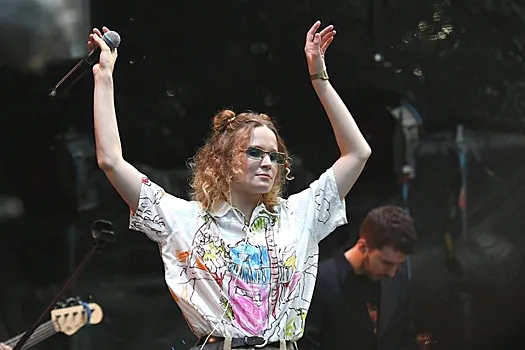 Mash: Певицу-иноагента Монеточку срочно госпитализировали с концерта в Риге