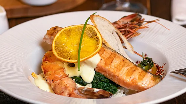 Зачем к рыбе в ресторанах подают лимон