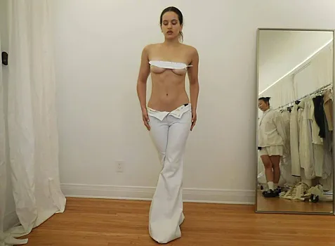 Популярная певица прикрыла голую грудь пером на фото