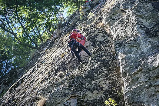 Россиянин и украинка сорвались со скалы во время похода в Турции