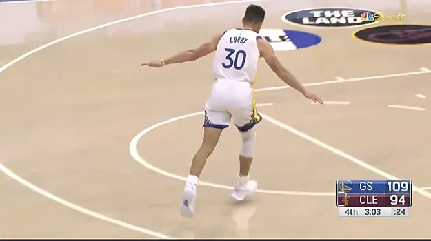 «Если ты это читаешь, сделай празднование в виде самолетика». Стефен Карри рассказал, как выполнил шутливую просьбу журналистки во время матча
