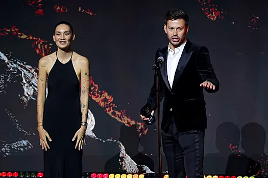 Смолов вместе с женой Кариной показал парный образ в кожаных куртках