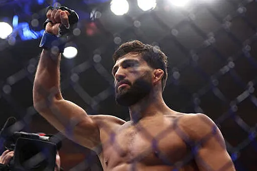 Российский боец Царукян победил Хукера в главном бою турнира UFC в Катаре