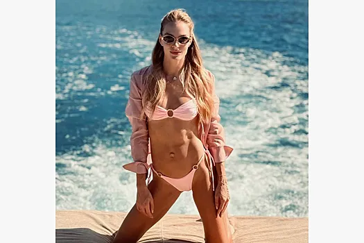 Клишина показала фото в откровенном купальнике на фоне моря