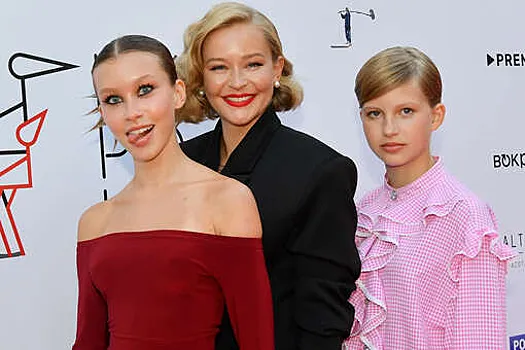 Актриса Юлия Пересильд вручила дочери Анне награду со сцены