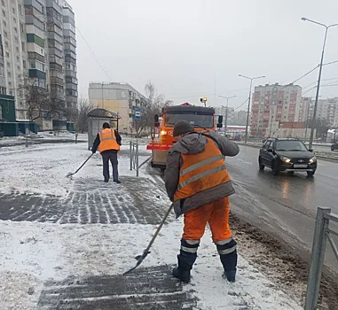 69 человек и 63 единицы техники убирают дороги Курска от снега