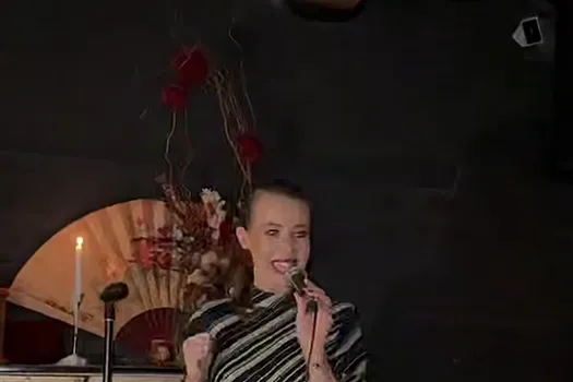 Журналистка Ксения Собчак в пестром платье снялась на корпоративе редакции