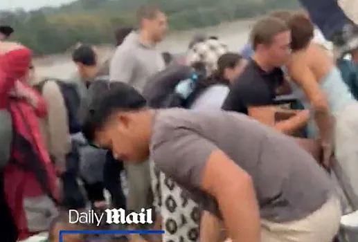 Спасение сотни туристов с тонущего судна в Азии попало на видео